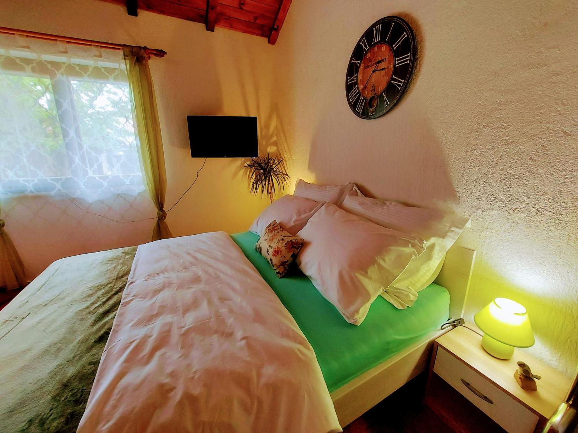 Studio Apartman Buteo Ястребарско Екстериор снимка