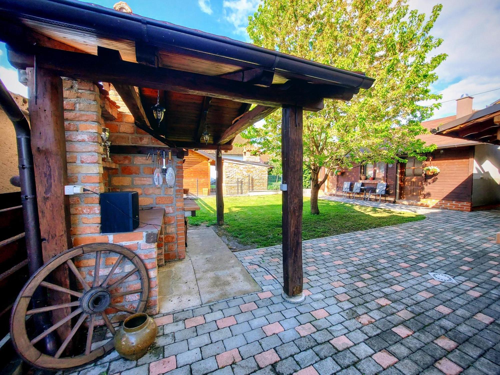 Studio Apartman Buteo Ястребарско Екстериор снимка